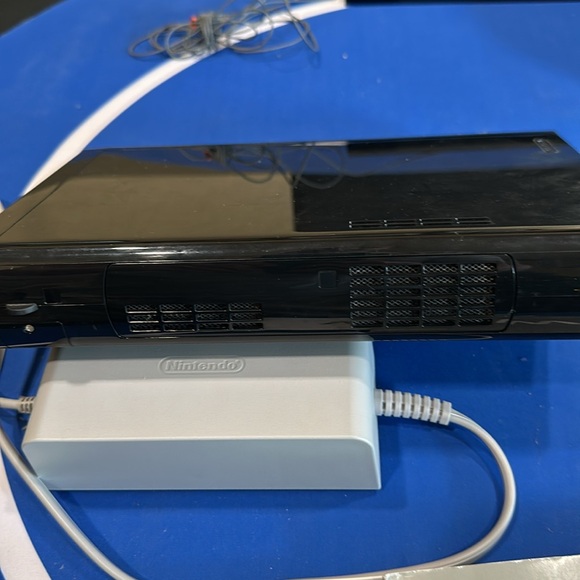 Working Wii U with 4+ controllers, sensor, steering wheels, game pad. - Picture 5 of 14